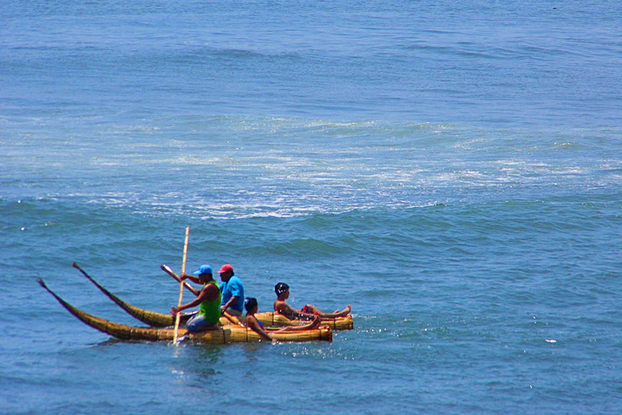 2 embarcaciones de caballitos de totora en la playa huanchaco