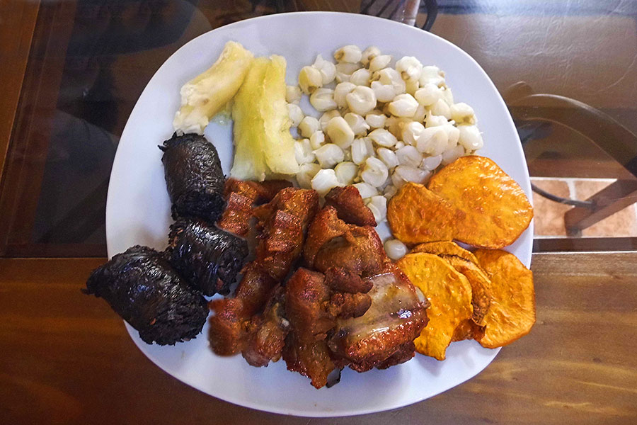 desayuno frito norteño, pan con chicharrón, camote y tamales