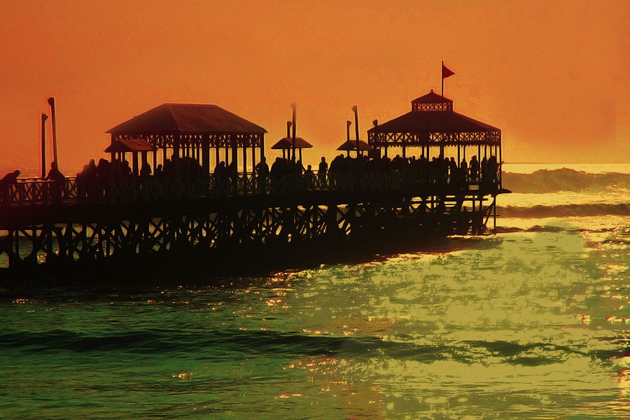 malecón en la playa huanchaco