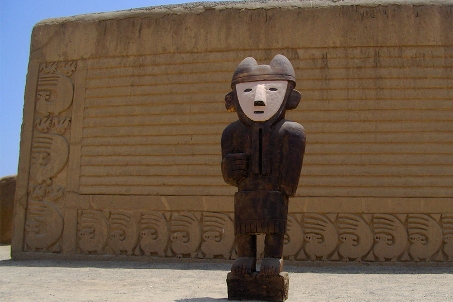 Ídolo de madera en Chanchán, Trujillo