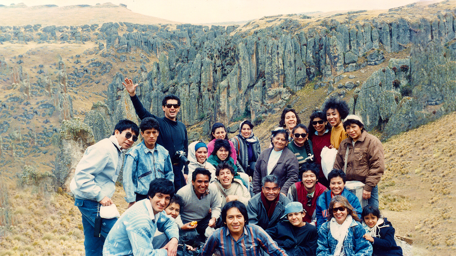 Grupo de gente en las montañas rocosas de Cumbemayo, Cajamarca 1991.