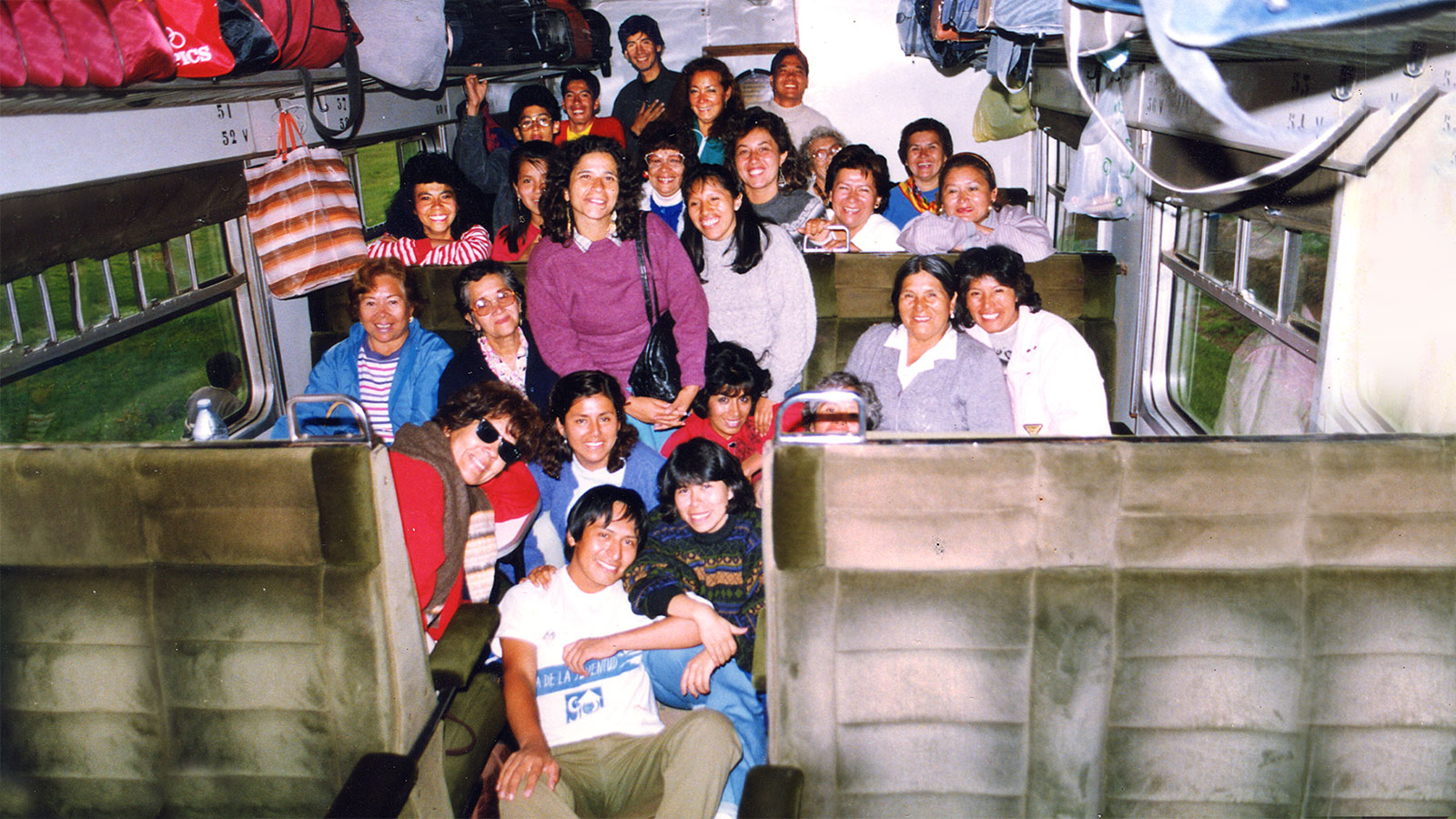 Grupo de personas en un vagón de tren.