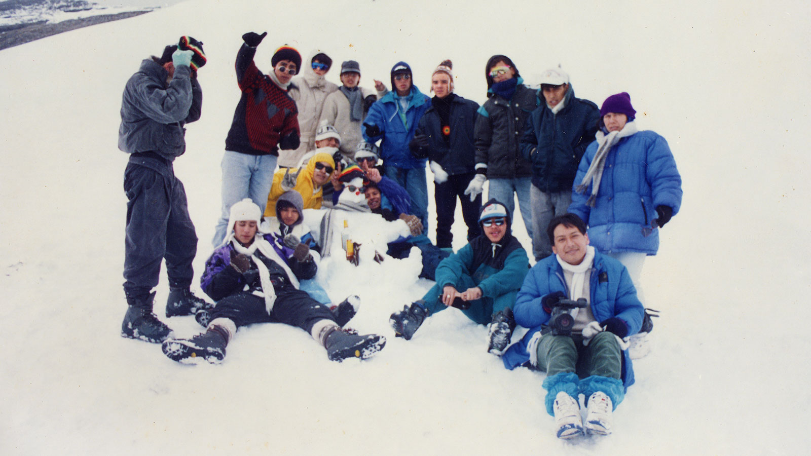 Grupo de jóvenes en un nevado de Perú.