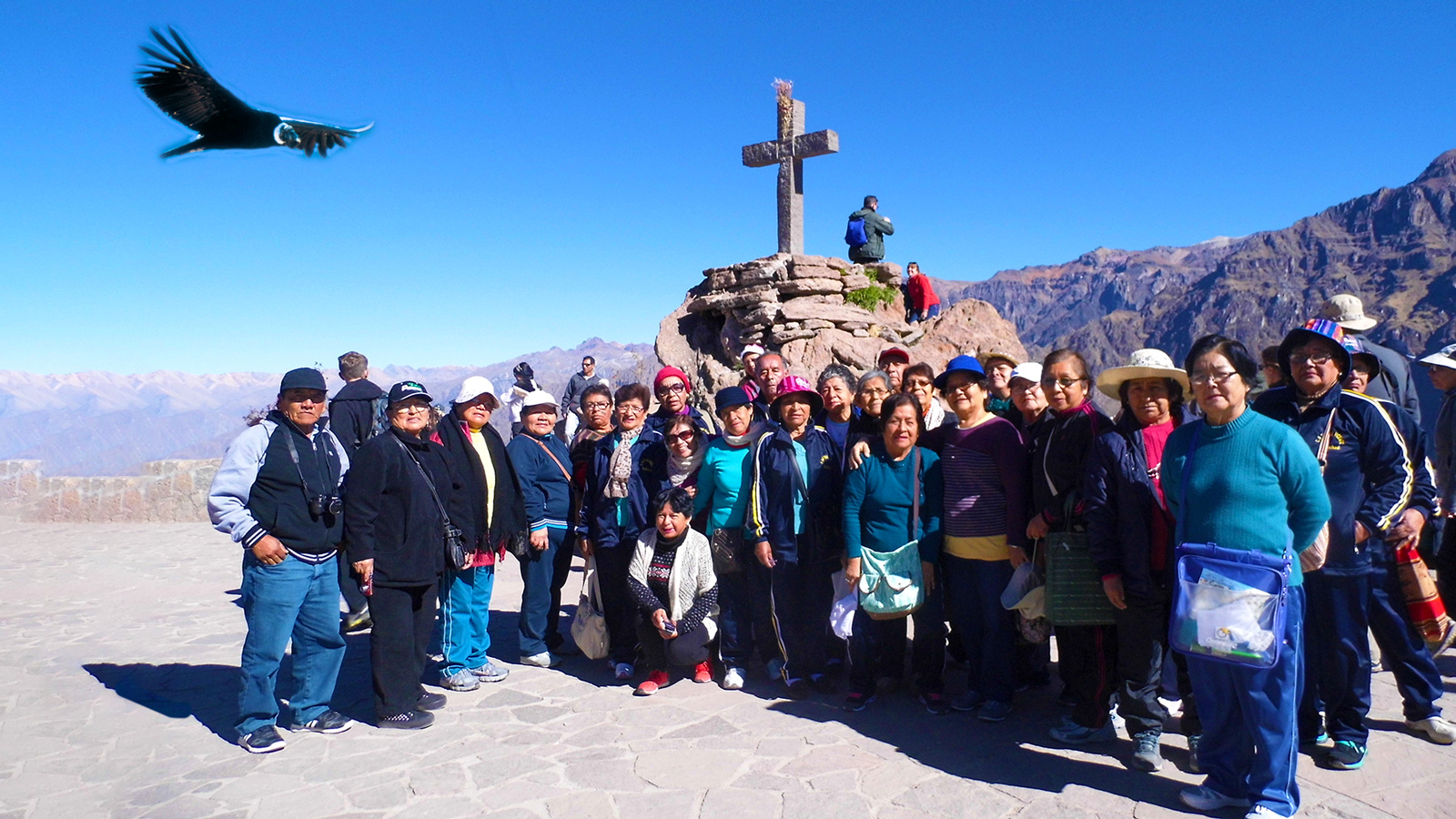 Grupo de señores ante una cruz en las alturas de Arequipa.