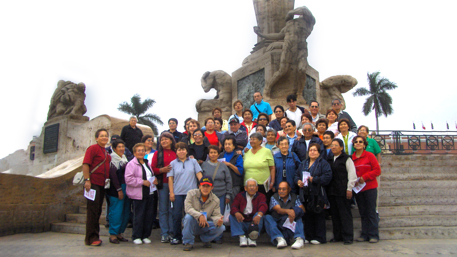 Grupo de señores en una plaza principal de Trujillo, Perú.