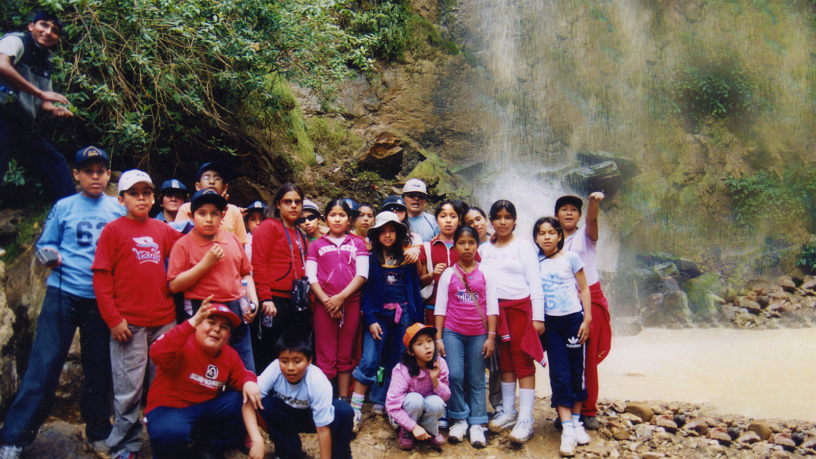 Grupo de niños en una catarata de Cajamarca, Perú.