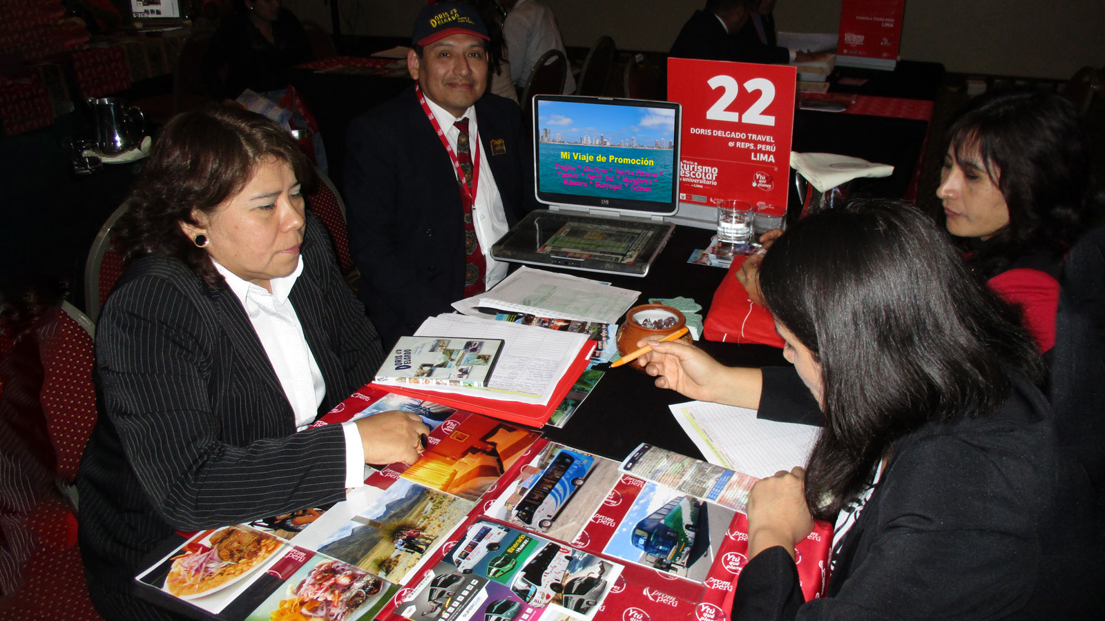 Doris explicando sus programas en la feria de turismo estudiantil organizada por Promperú.