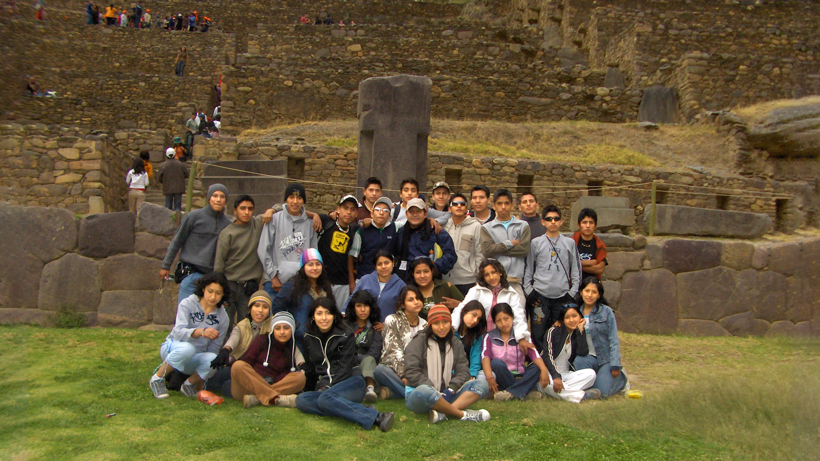 Grupo de jóvenes adolescentes en Ollantaytambo, Cuzco. Es un viaje de promoción.